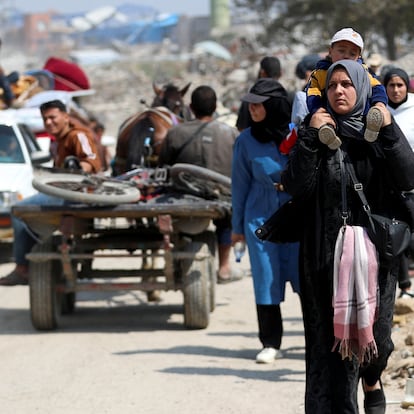 Palestinians make their way to flee their homes, after the Israeli army issued evacuation orders for a number of neighborhoods, following heavy Israeli strikes, in the northern Gaza Strip March 18, 2025. REUTERS/Mahmoud Issa