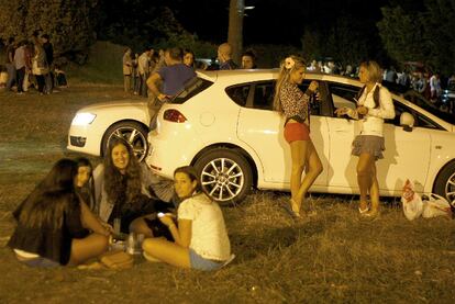 Un grupo de jóvenes consume alcohol en el aparcamiento de la discoteca Zoo, en Sanxenxo.