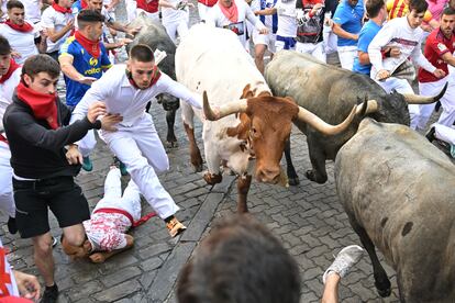 Los toros a su paso por el tramo de Telefónica, en el segundo encierro de los sanfermines, este sábado.