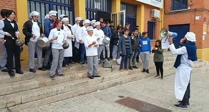 Los estudiantes de cocina del instituto Miralbueno este jueves.