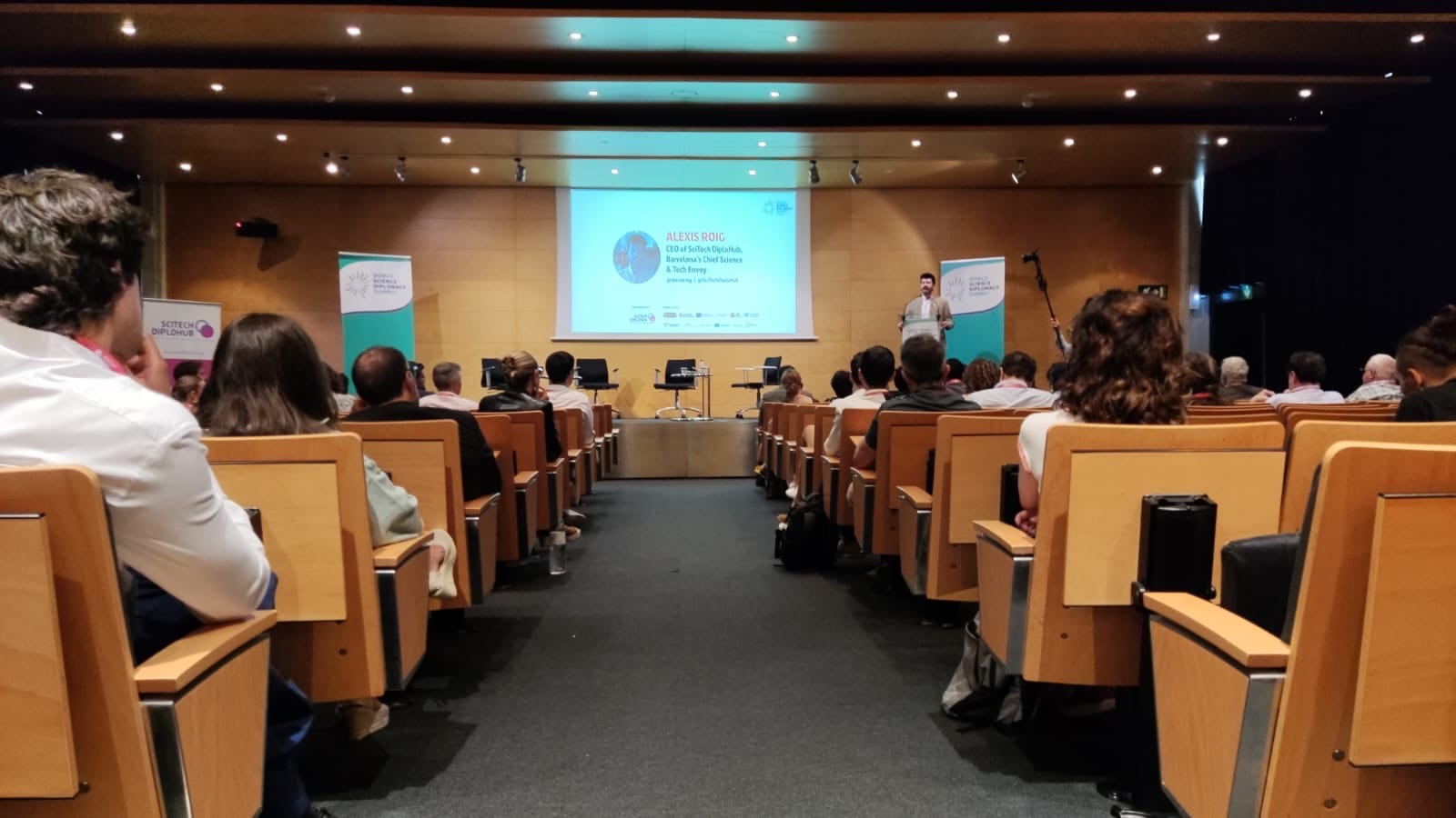 El enigma de la multitudinaria cumbre mundial en Barcelona de la que nadie sabe nada