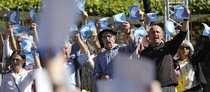 El exmiembro de ETA Josu Zabarte (con boina), alias &#039;Carnicero de Mondrag&oacute;n&#039; el pasado s&aacute;bado en Bayona (Francia).