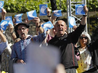 El exmiembro de ETA Josu Zabarte (con boina), alias &#039;Carnicero de Mondrag&oacute;n&#039; el pasado s&aacute;bado en Bayona (Francia).