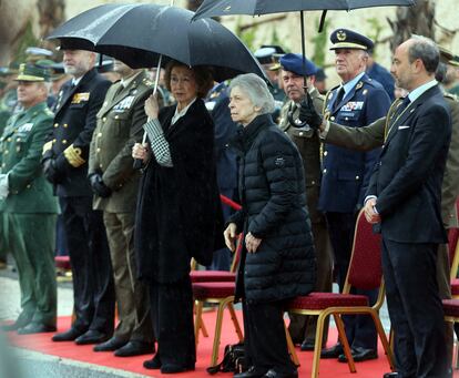 La reina Sofía, junto a su hermana Irene de Grecia, en el desembarco de la Legión en Málaga.