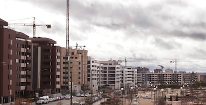 Grúas en las obras de construcción de bloques de viviendas nueva en el PAU Arroyo del Fresno de Madrid.