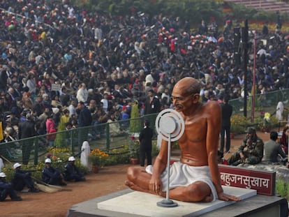 Uma imagem de Gandhi é levada pelo Rajpath, o bulevar cerimonial de Nova Délhi, na Índia, na sexta-feira passada.