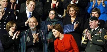 De izquierda a derecha, la viuda del agente de la CIA fallecido en el motin de Mazar-i-Sharif, el presidente afgano, Karzai, y Laura Bush. En segunda fila y desde la derecha, dos azafatas que redujeron al terrorista de la bomba en el zapato y la ministra afgana para la mujer.