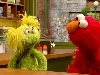 Karli, la marioneta verde de la imagen, explica a su amigo Elmo en una escena del 'Barrio Sésamo' estadounidense que su madre está en rehabilitación.