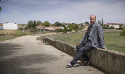 Miguel Ángel Ávila, en el puente que da acceso a Mozodiel.