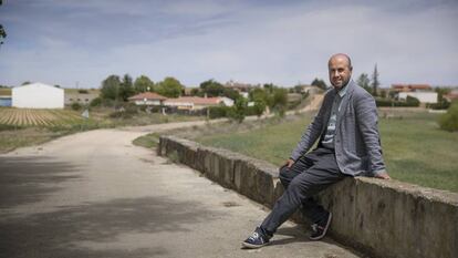 Miguel Ángel Ávila, en el puente que da acceso a Mozodiel.