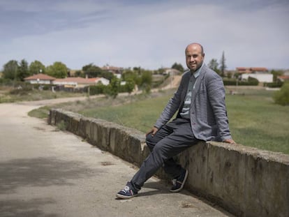 Miguel Ángel Ávila, en el puente que da acceso a Mozodiel.