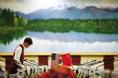 Un trabajador prepara la mesa para la reunión entre el máximo responsable de Seguridad del Partido Comunista de China (PCCh), Meng Jianzhu, y el ayudante del fiscal general de Estados Unidos, William Baer, en el hotel Rui'an en Pekín (China).