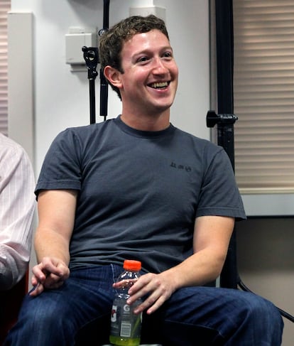 Zuckerberg, de uniforme: vaqueros y camiseta gris. Era 2010.