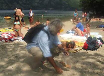 El autor, recogiendo colillas en el lago de Sanabria, en Zamora.