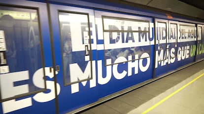 "Tren Hídrico" de Aguas Andinas y Metro que recorrerá la Línea 1 durante un mes.