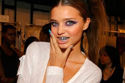 ¿Miranda Kerr con un grill sobre los dientes? Sí pero sucedió en 2008, cuando ni siquiera era la Sra. Bloom, y durante un desfile de la firma Baby Phat. La verdad es que era el accesorio perfecto para ese show.