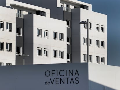 Vista de varios bloques de viviendas en venta en Madrid.