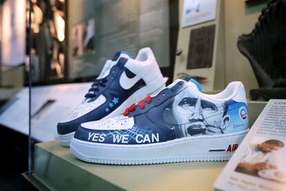 Zapatillas deportivas con la imagen del presidente Barack Obama pintada a mano por el artista Van Taylor Monroe, se exhiben en el Museo Nacional de Arte y Cultura Afroamericana.