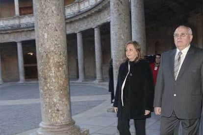 La presidenta del patronato de la Alhambra, Mar Villafranca, y Mijaíl Gorvachov, en el Palacio de Carlos V.