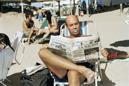 Este caballero retratado por Martin Parr desafa a la suerte exponindose al sol del verano sin sombrilla ni protector.