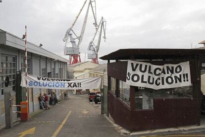 Entrada del astillero Vulcano con pancartas de los trabajadores. / LALO R. VILLAR