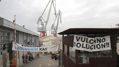 Entrada del astillero Vulcano con pancartas de los trabajadores. / LALO R. VILLAR