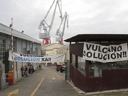 Entrada del astillero Vulcano con pancartas de los trabajadores. / LALO R. VILLAR