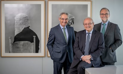 En la foto, de izq. a dcha.: Salvador Sánchez-Terán, Jesús Remón y Antonio Herrera, de Uría Menéndez