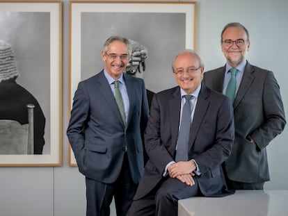 En la foto, de izq. a dcha.: Salvador Sánchez-Terán, Jesús Remón y Antonio Herrera, de Uría Menéndez
