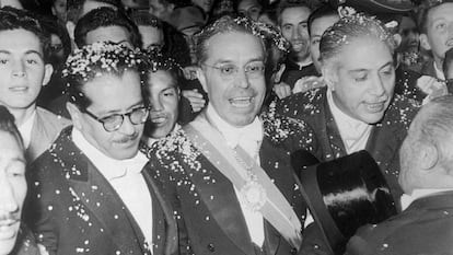 El presidente Víctor Paz Estenssoro de Bolivia (en el centro) junto al expresidente Hernán Siles Suazo (izquierda) y el el vicepresidente Juan Lechín (derecha) en una foto de archivo de agosto de 1960.