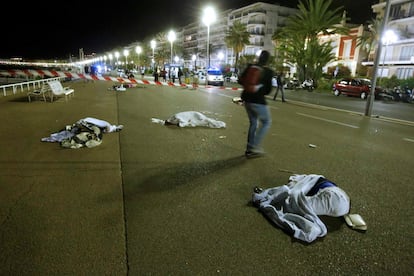 Cuerpos de varias víctimas en el paseo marítimo de Niza.