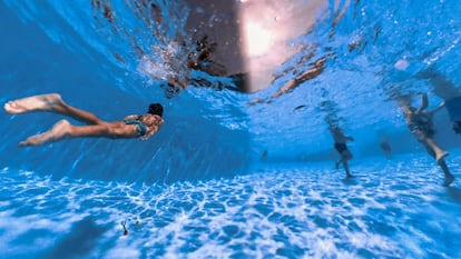 Bañistas en la piscina del polideportivo San Fernando de Teruel.