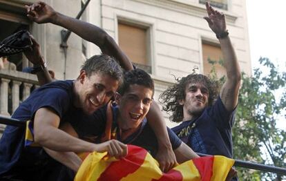 Muniesa, Bartra y Puyol durante la celebraci&oacute;n de la Liga.