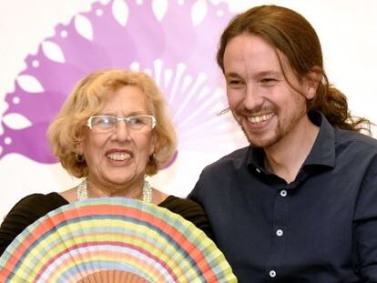  La exjuez Manuel Carmena (i), alcaldesa de Madrid, recibe de manos de Pablo Iglesias (d), secretario general de Podemos, uno de los premios anuales que concede El Club de las 25, una asociaci&oacute;n de mujeres feministas y progresistas, durante un acto celebrado esta noche en el Hotel Palace. 