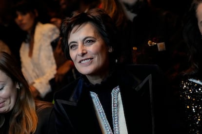 La modelo francesa Inès de la Fressange ha sido otro de los rostros conocidos y habituales de la firma que ha asistido al desfile de Chanel. 