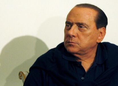 Silvio Berlusconi, durante una reunión con miembros de su partido en el Palacio Grazioli, ayer en Roma.
