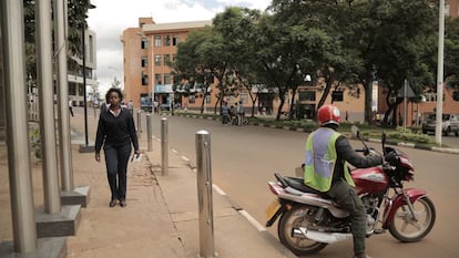 Debido a las calles inclinadas de la ciudad de Kigali, que se levanta sobre colinas, muchas personas optan por este barato medio de transporte para desplazarse.