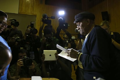 El arzobispo Desmond Tutu en el momento de emitir su voto.