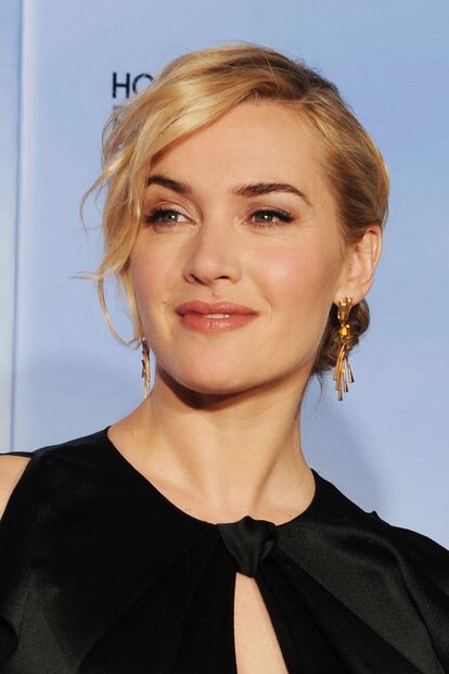 Kate Winslet fue delicadamente maquillada de Lancôme, marca de la que es imagen. Los pendientes, preciosos.