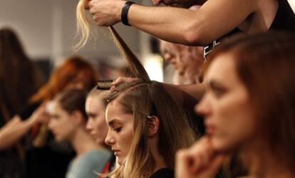 Modelos de la Cibeles Fashion Week Madrid durante la sesi&oacute;n de peluquer&iacute;a. 