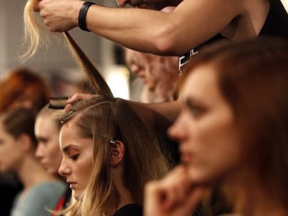 Modelos de la Cibeles Fashion Week Madrid durante la sesión de peluquería.