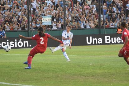 Mariana Larroquette marca el primer gol en el partido de ida contra Panamá.