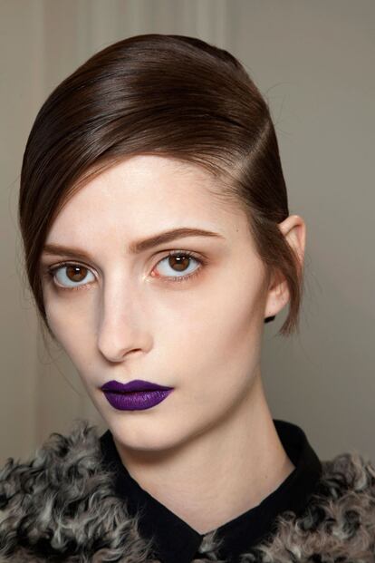 En el desfile de otoño invierno de Yves Saint Laurent sorprendieron con un exquisito maquillaje de lo más siniestro. El labial utilizado era violeta oscuro.