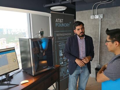 Un refrigerador inteligente, en el centro de innovación de AT&T en Ciudad de México.