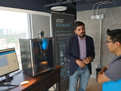 Un refrigerador inteligente, en el centro de innovaci&oacute;n de AT&amp;T en Ciudad de M&eacute;xico. 