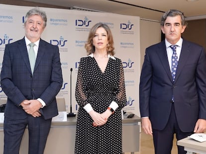 Desde la izquierda, Ángel de Benito, secretario general de la Fundación IDIS; Marta Villanueva, directora general de la Fundación IDIS; y Juan Abarca, presidente de la Fundación IDIS.