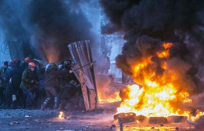 Duros enfrentamientos entre activistas antigubernamentales ucranios y la policía antidisturbios en Kiev, Ucrania. 22 de enero de 2014.