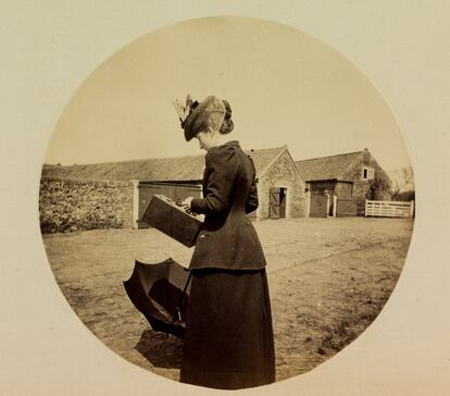 La reina Maud de Noruega, de origen británico, filma con una cámara Kodak en Sandringham (Inglaterra), en 1894.