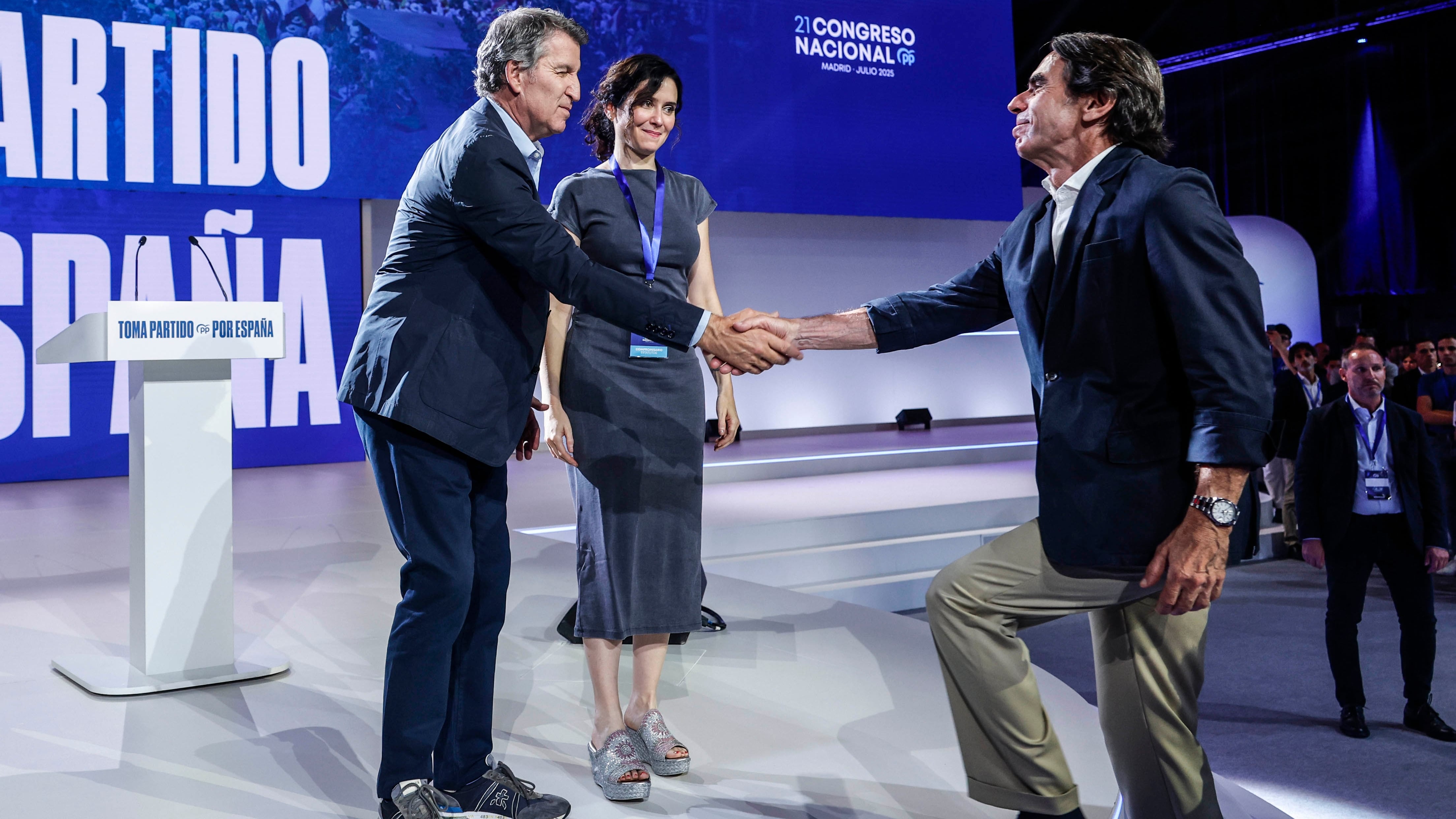 Feijóo contenta a las dos almas del PP abriendo la puerta a entenderse con Vox y Junts