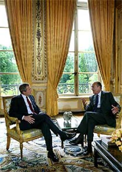 Bush (izquierda) y Chirac conversan en el Elíseo.